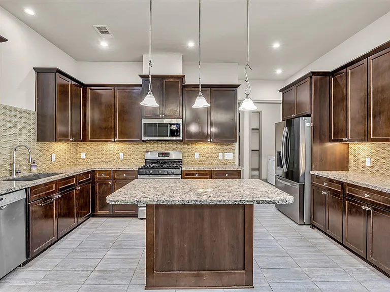 1535 Woodbend Park W — Photo 16