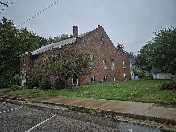 3rd image of 190 E Grove St