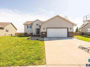 7652 S Rose Crest Trl, Sioux Falls, SD 57108