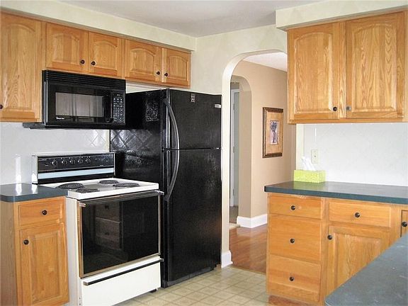 4th image of 615 Cornwall Ave