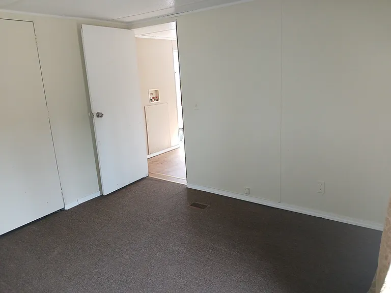300 Country Springs Dr — Photo 4