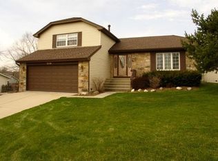 350 Grandview Ct, Algonquin, IL 60102