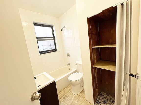 5th image of 462 Amsterdam Ave APT 4R