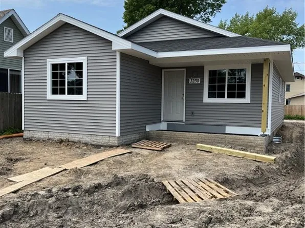 3230 E 8th St, Des Moines, IA 50316