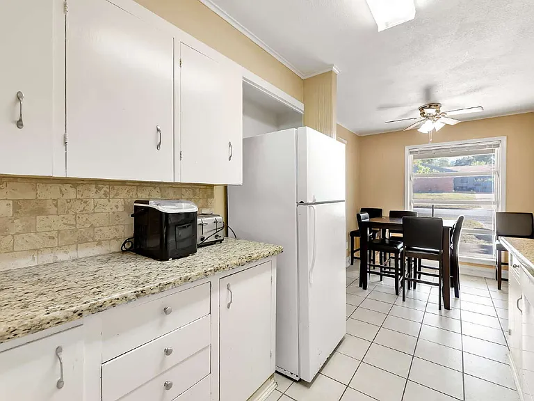 520 Helena St — Photo 12