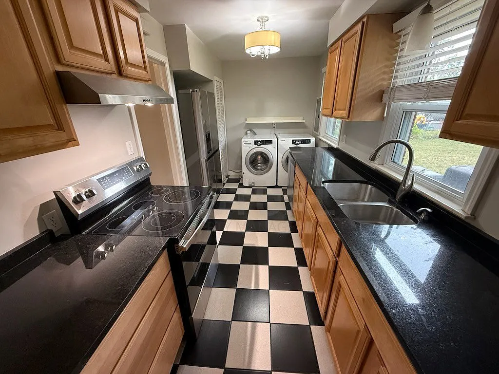 3 bed, 1.0 bath, 1594 sqft, $1,950 — Photo 4