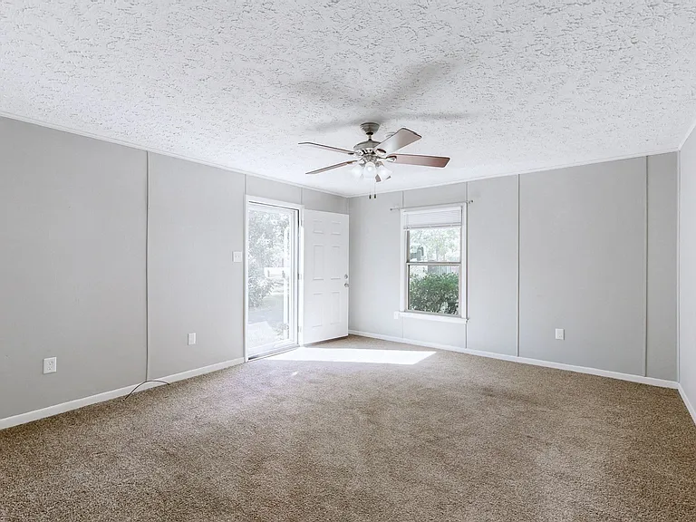 8614 Burleson Ln — Photo 8