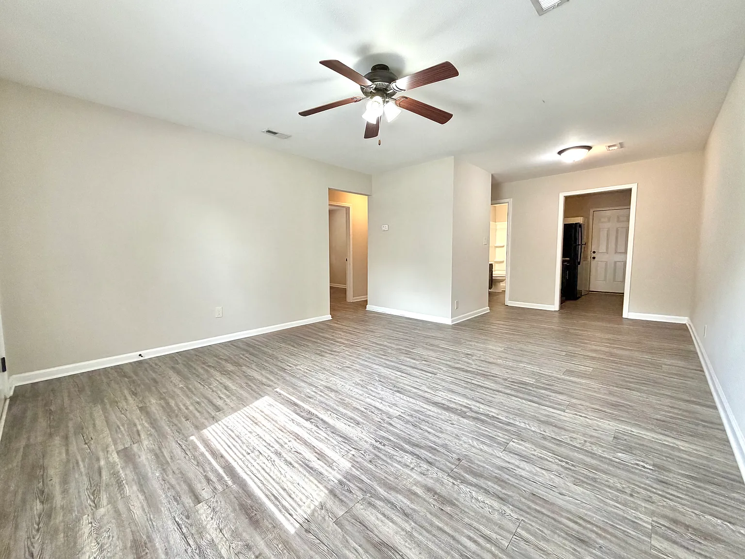 3 bed, 975 sqft, $995 — Photo 2