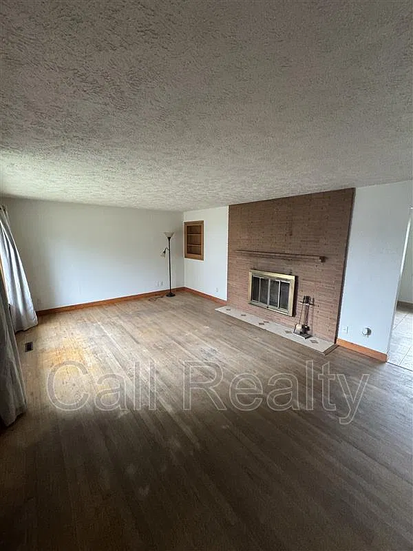 4 bed, 1.5 bath, 2316 sqft, $2,295 — Photo 3