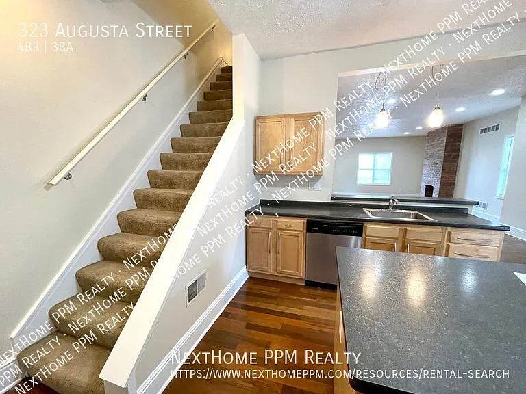 323 Augusta St — Photo 13