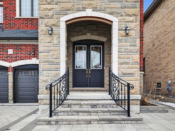 3rd image of 143 Maple Ridge Cres