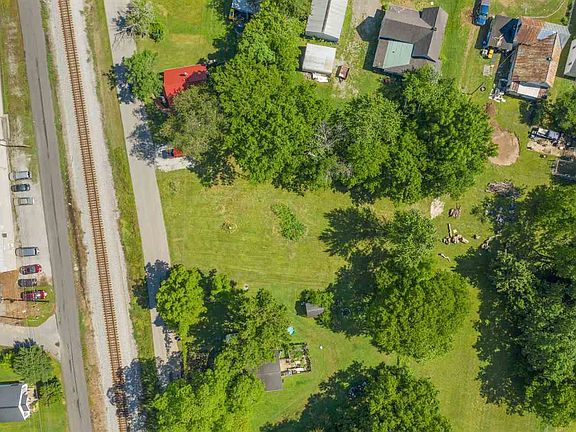 4th image of 412 S Railroad St