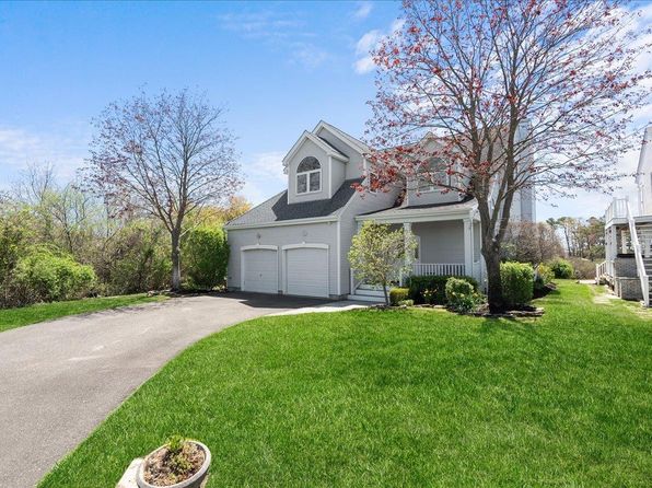 11 Wateredge Court, Oakdale, NY 11769