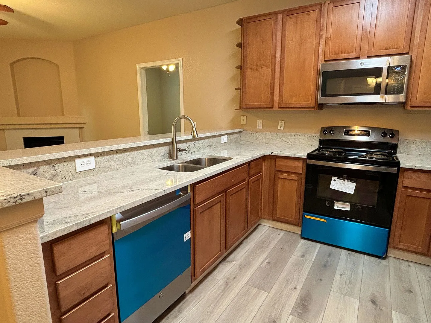 Fully Renovated 2 Bed / 2 Bath in East Aurora Available 10/01/26 — Photo 4