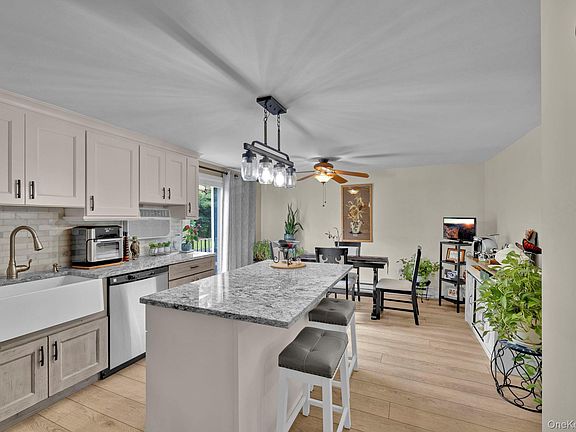 4th image of 106 Parr Meadow Drive #1F