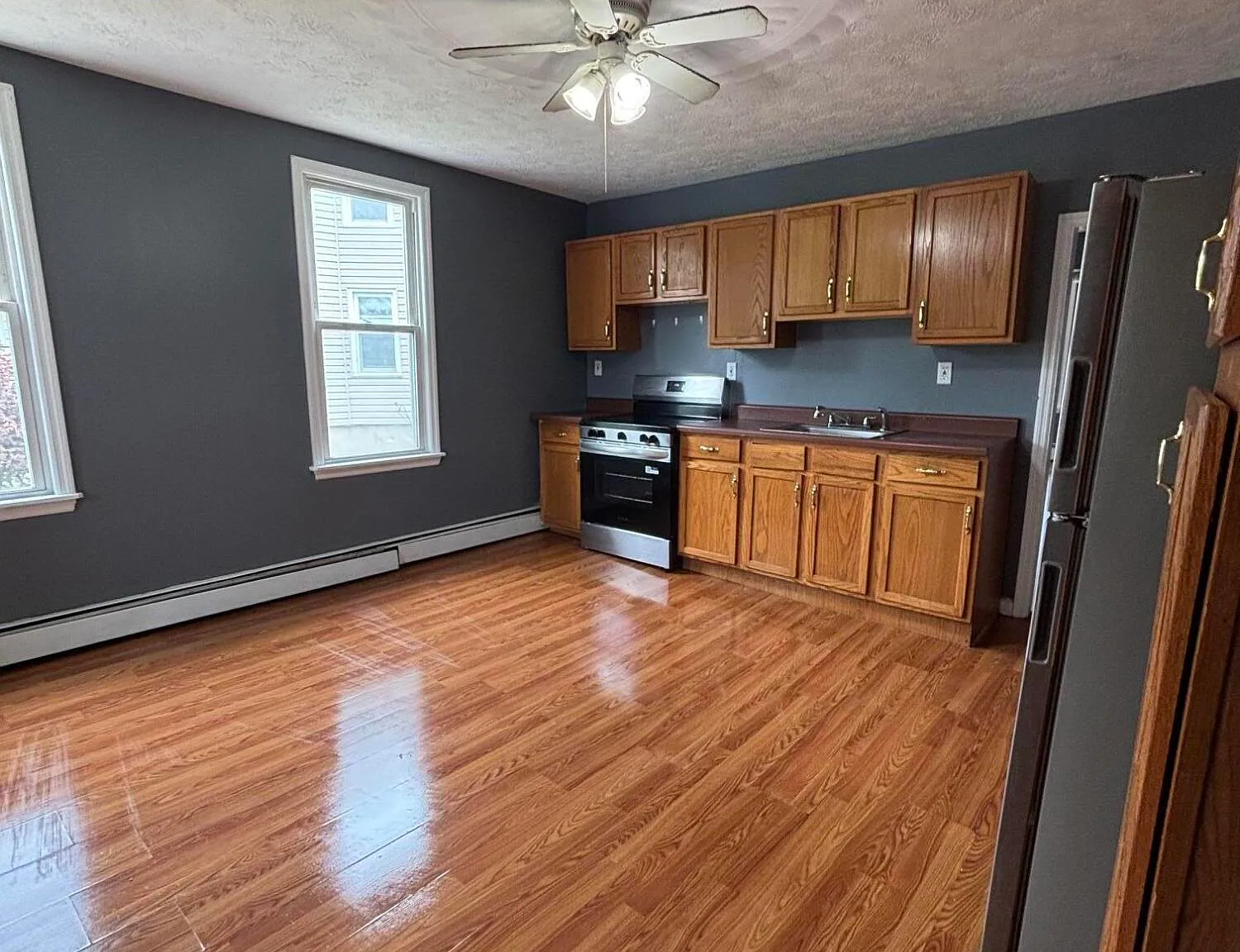 3 bed, 1.0 bath, 2682 sqft, $1,500 — Photo 2