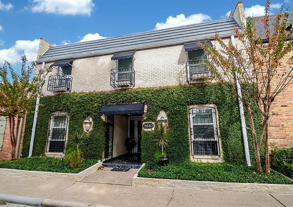 Beautifully appointed Marvin Henry townhome in the HEART of the Galleria!