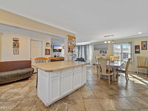 3rd image of 915 Mulberry Ln