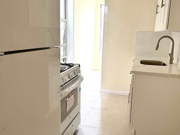 5th image of 564 Morgan Ave APT 3L