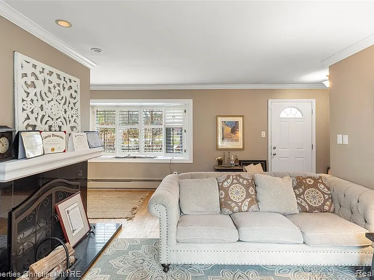 16219 Elizabeth St — Photo 13