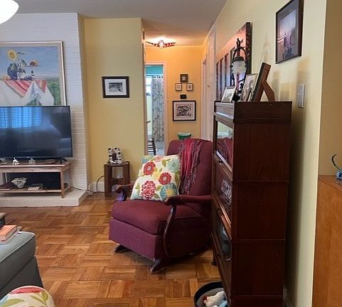 3rd image of 806 Mayflower Dr
