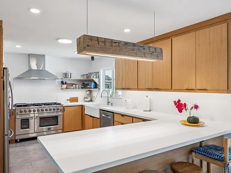 Kitchen peninsula seating
