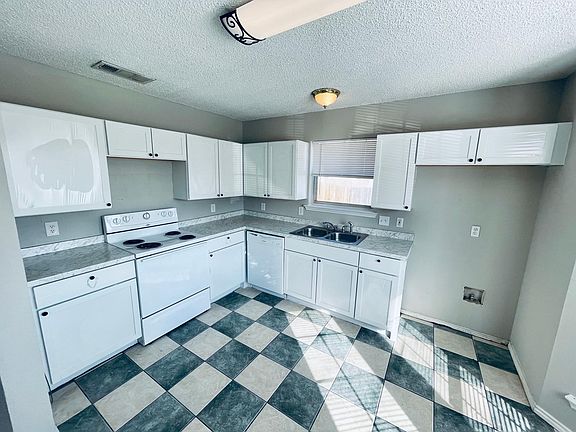 4th image of 10824 Ives St