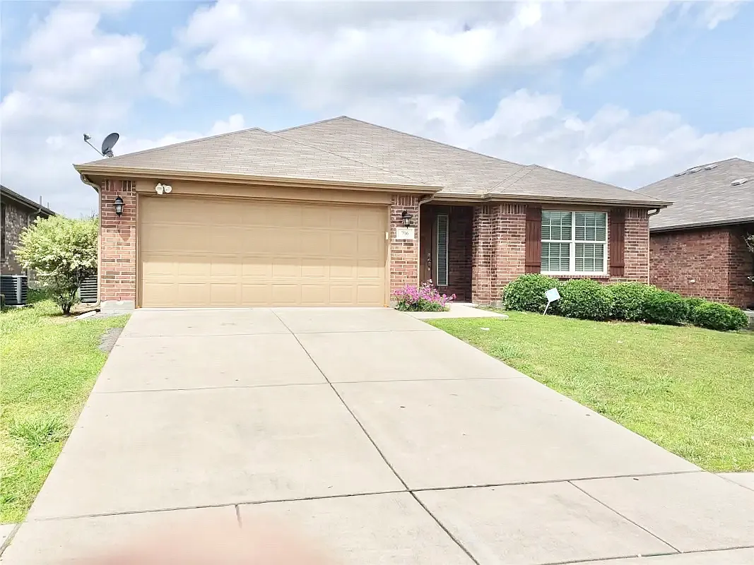 4 bed, 1970 sqft, $1,950 — Photo 1