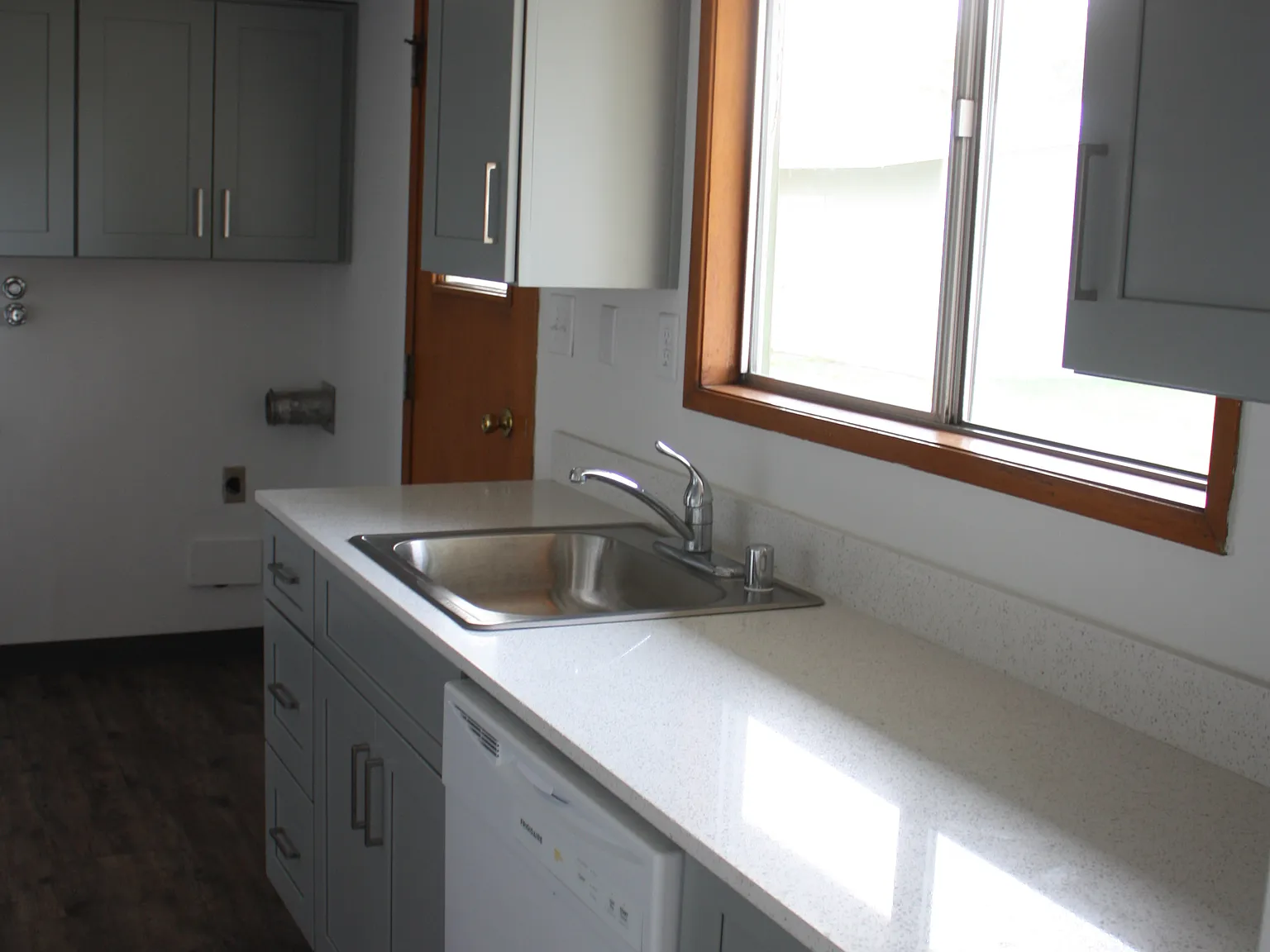 3 bed, 1100 sqft, $1,200 — Photo 3