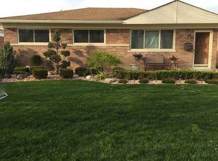 23613 Glenbrook St, Saint Clair Shores, MI 48082