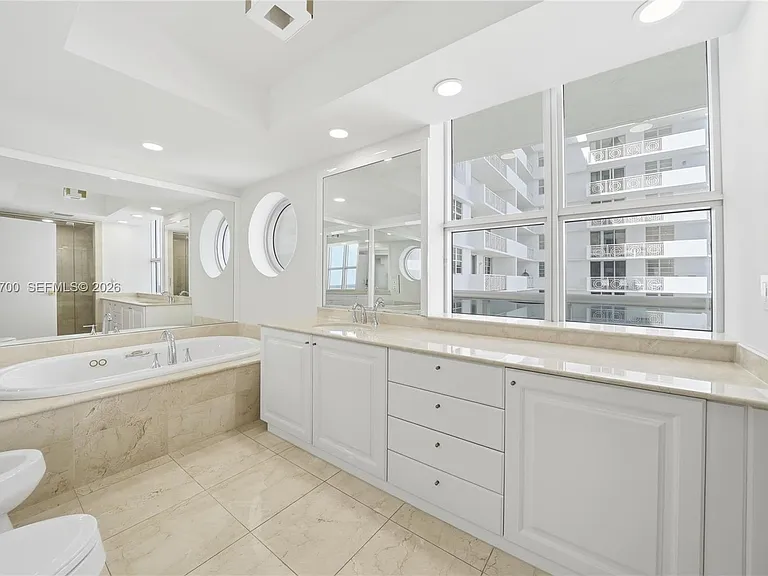 5801 Collins Ave #700 — Photo 12