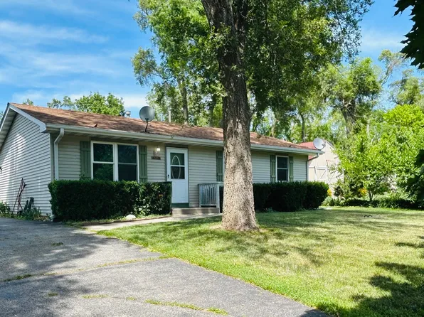 7710 E Sunset Dr, Wonder Lake, IL 60097