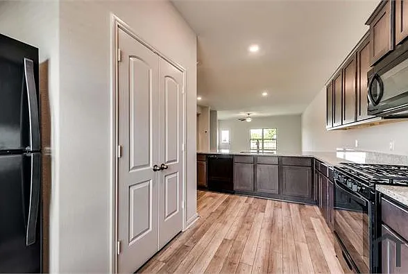 5 bed, 2700 sqft, $2,495 — Photo 4