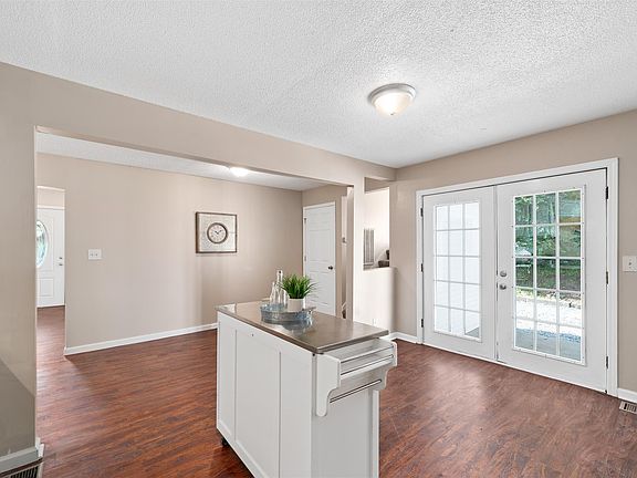 5th image of 213 Cave St