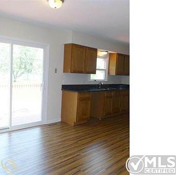 Family Sized Eating Area.JPG