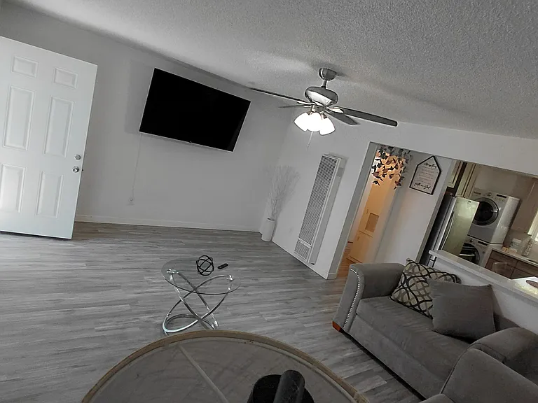 4824 1/4 E Live Oak St — Photo 2