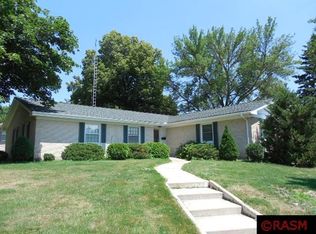 305 3rd St SE, Madelia, MN 56062
