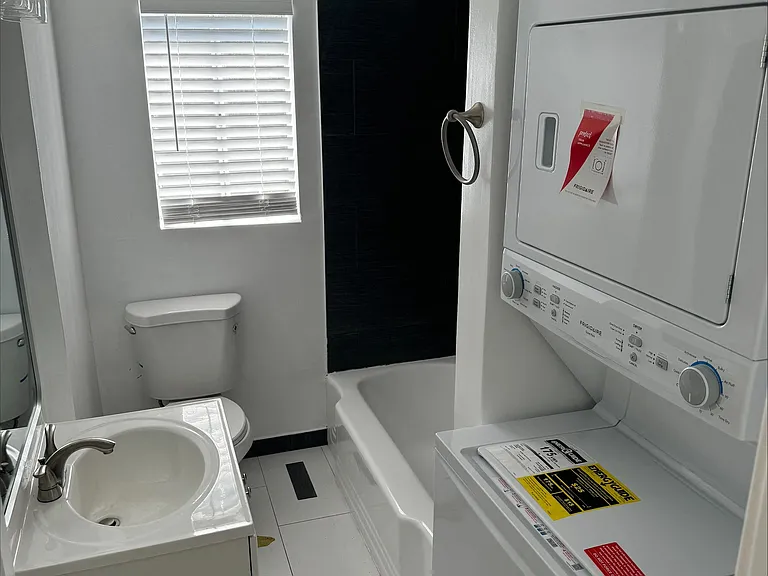 1646 N Harvard Blvd — Photo 10