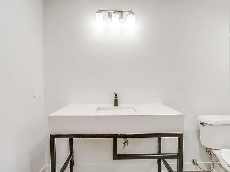 802 Sutton Ct — Photo 7