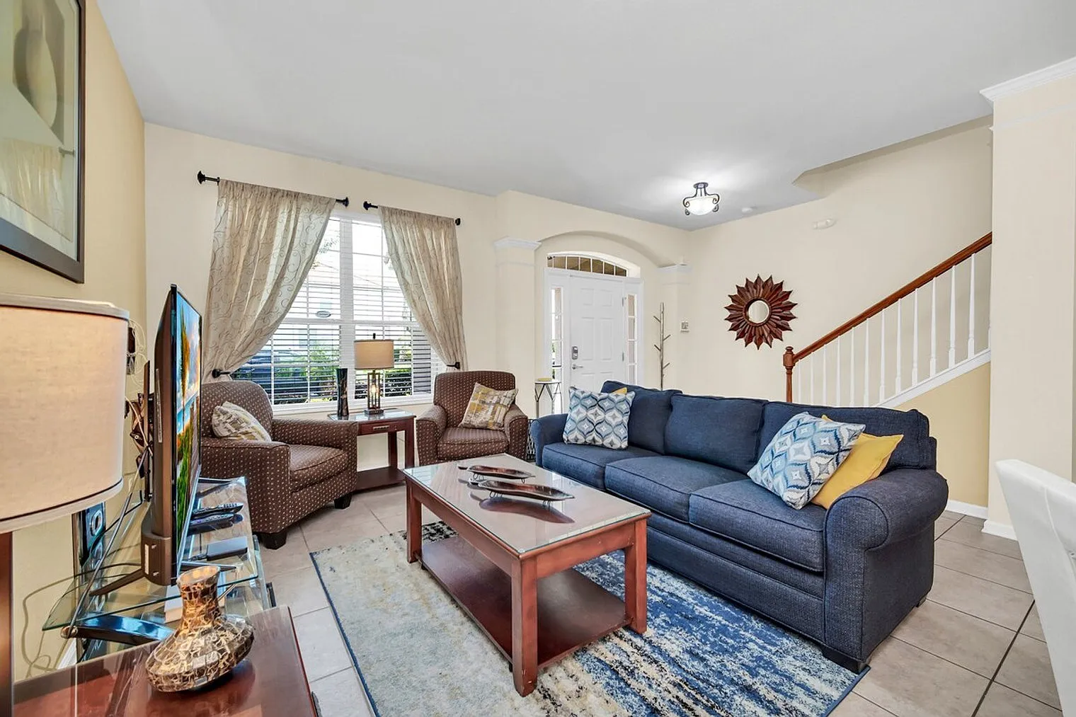 6 bed, 4.0 bath, 2820 sqft, $5,648 — Photo 1