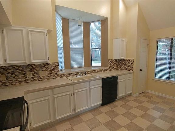4th image of 310 Sheridan Trl
