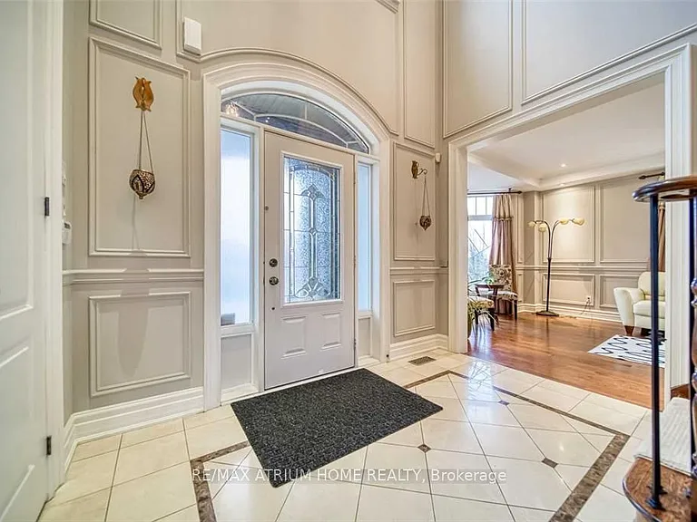 18 Soleil Blvd — Photo 2
