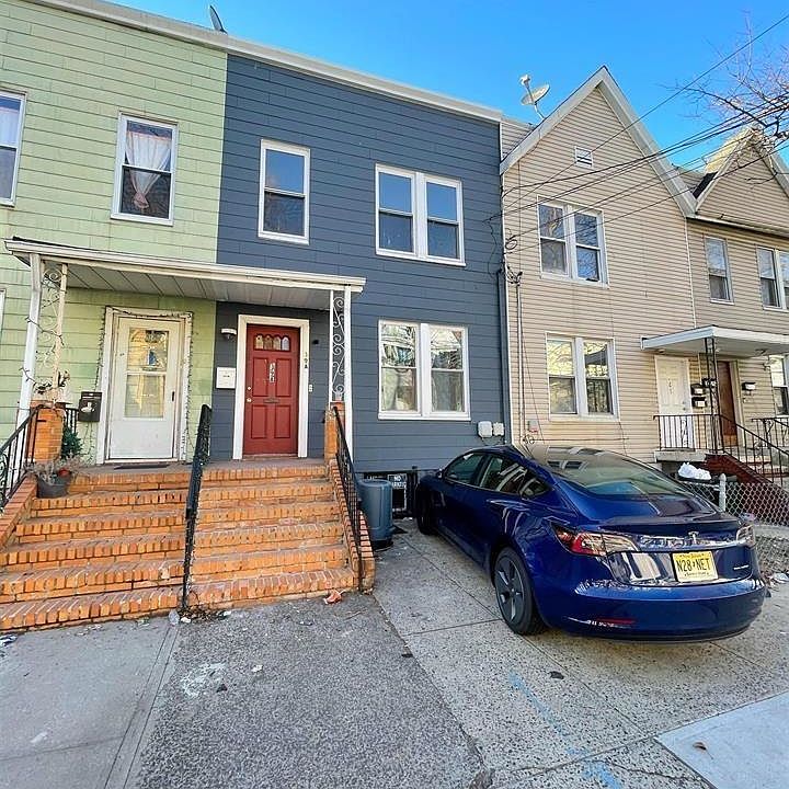 1st image of 39A Romaine Ave #1