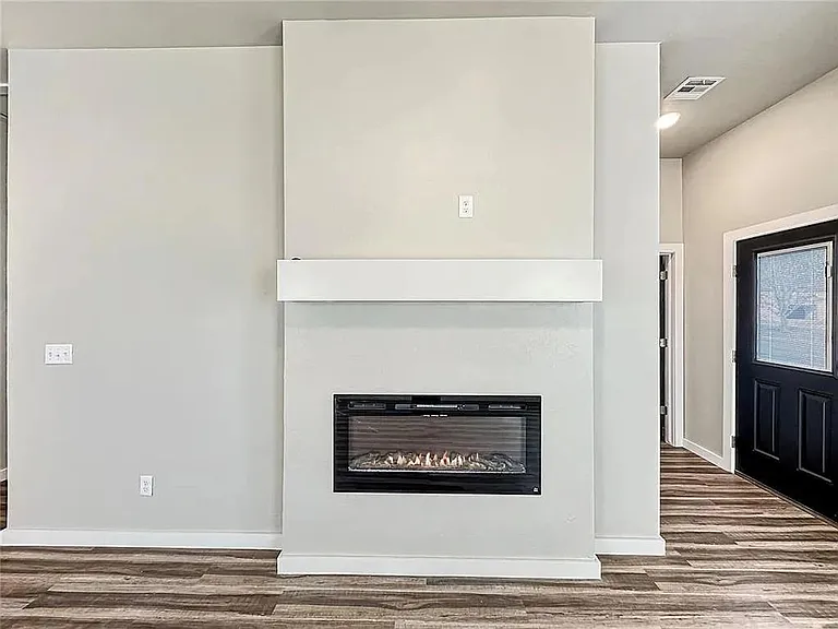 414 N Market Ave — Photo 15