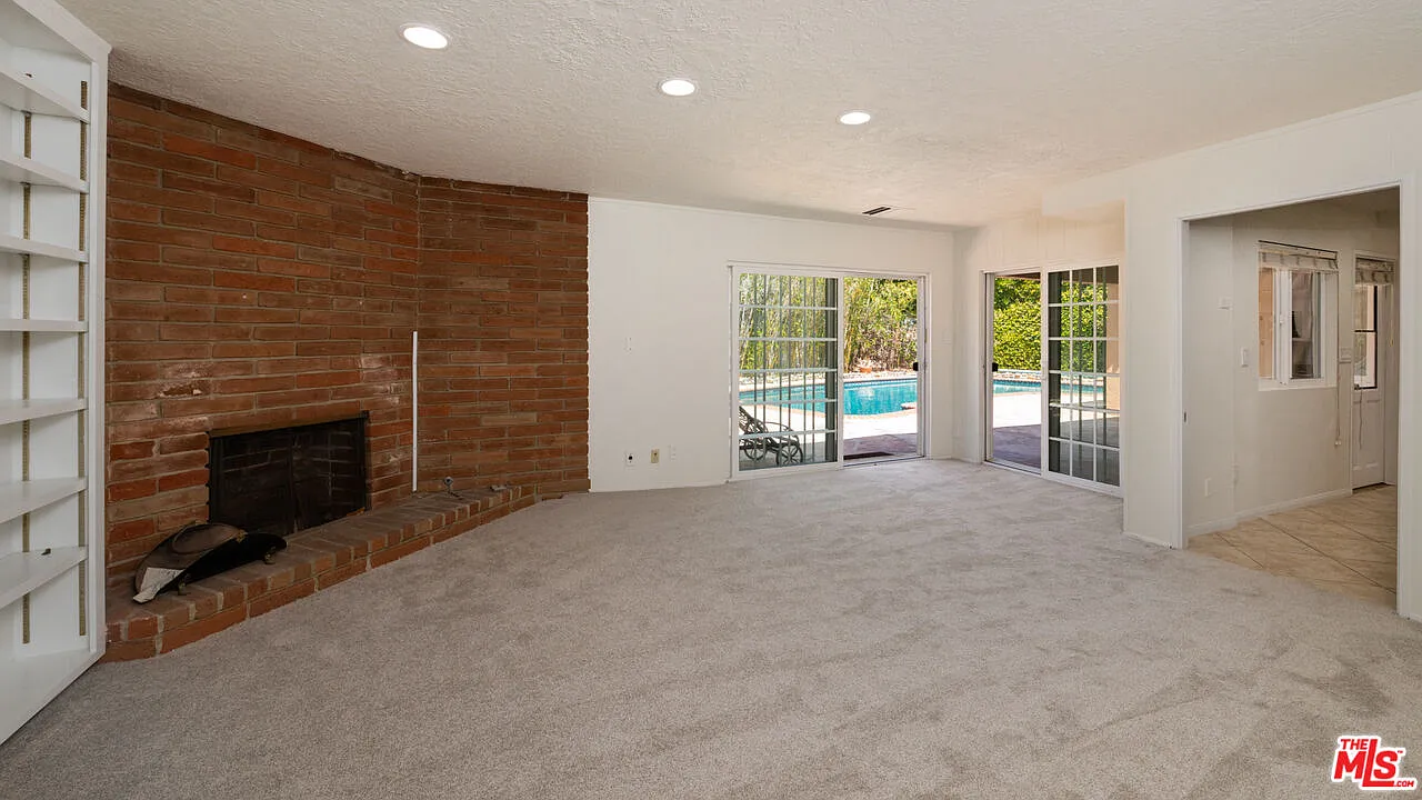 7 bed, 5.5 bath, 3664 sqft, $12,995 — Photo 2