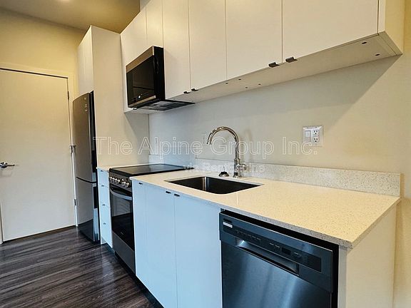 4th image of 1524 NE 40th Ave Unit 306
