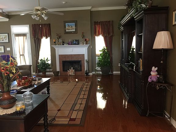 Living Room:  20' x 18'3"