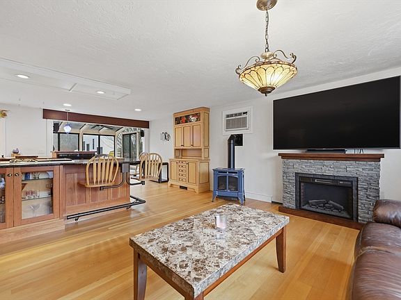 3rd image of 128 Derby St