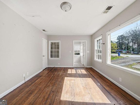 2nd image of 1564 Columbia Dr