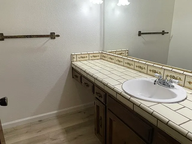1653 Willow Ave — Photo 8